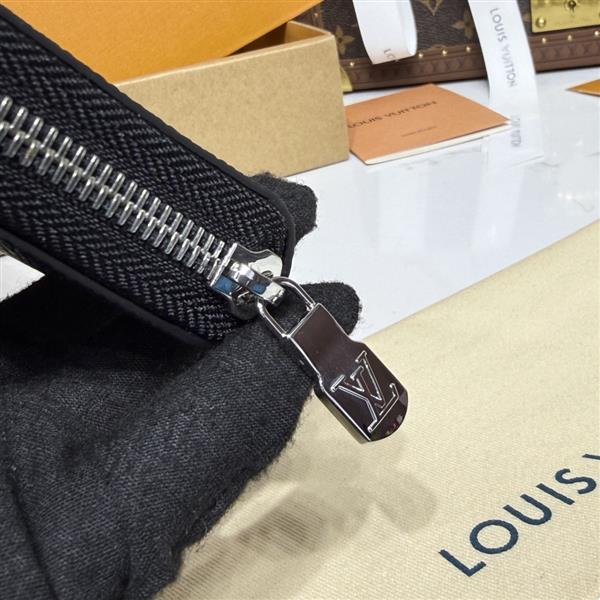 2026122105447935 310